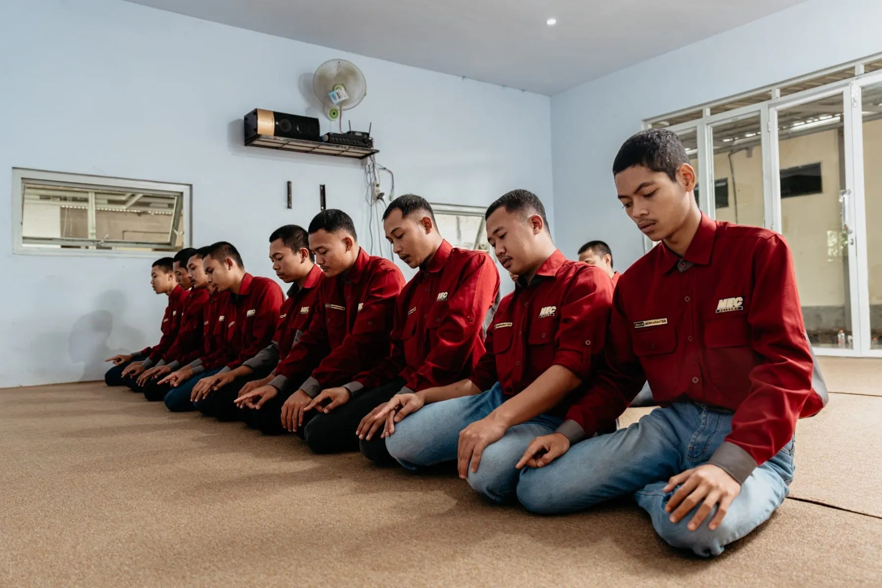 Sholat berjamaah di MEC Academy